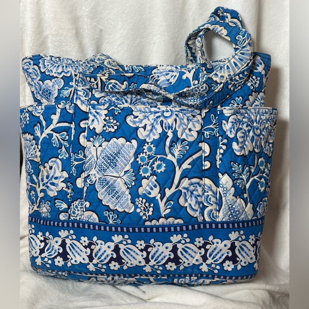 🌟Vera Bradley Blue and White Floral Tote - Picture 1 of 3